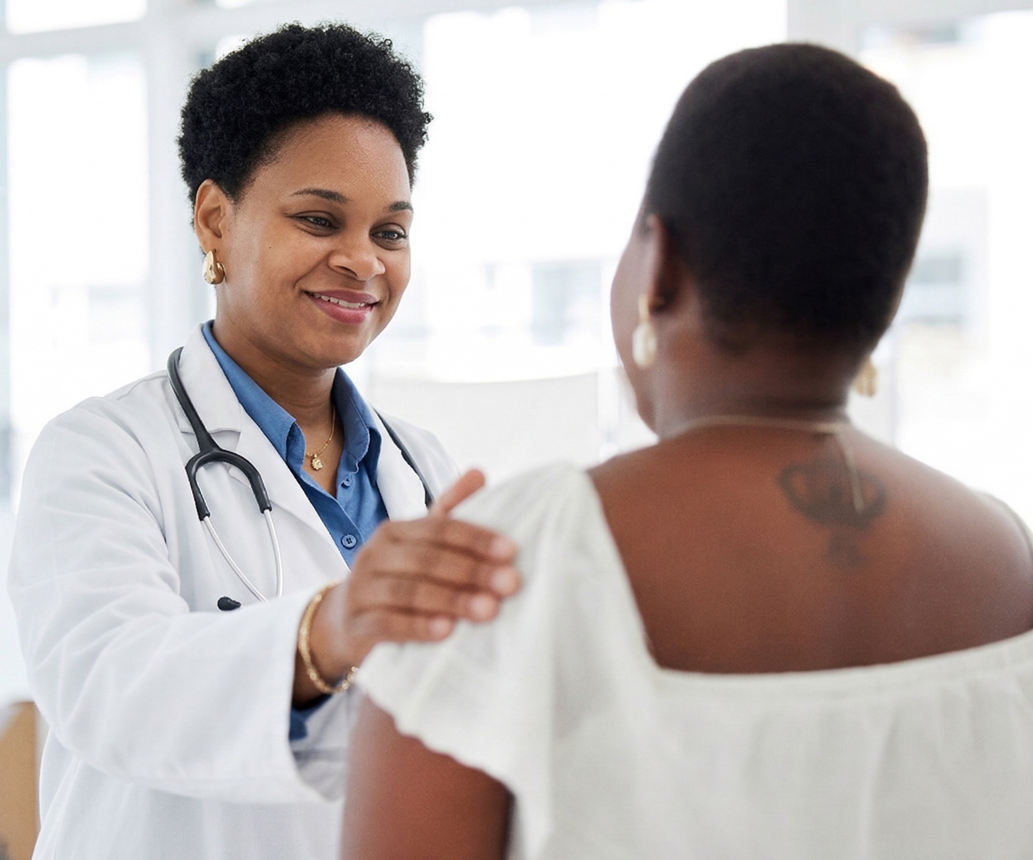 Dr Jérémie avec une patiente